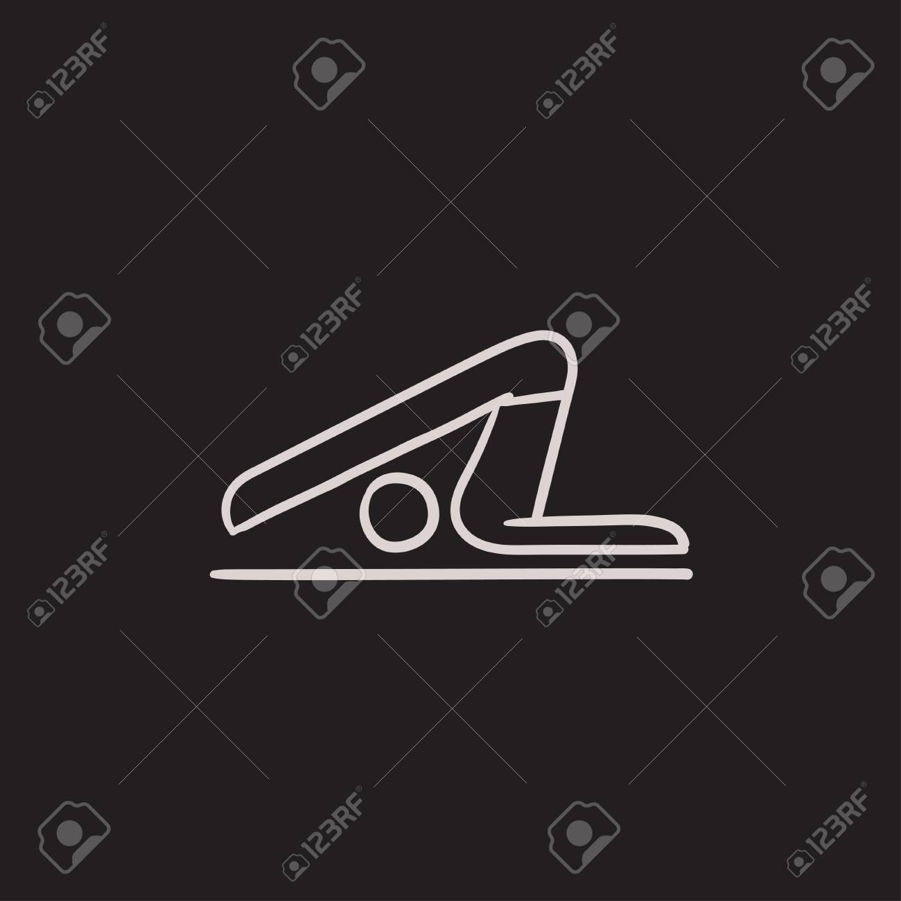 練習ヨガ プラウ ポーズ ベクター スケッチ アイコンの背景に分離された男 手描き下ろし男の練習ヨガ プラウのポーズのアイコン ヨガ プラウ ポーズ スケッチ インフォ グラフィック Web サイトまたはアプリケーションのアイコンの人 のイラスト素材 ベクタ