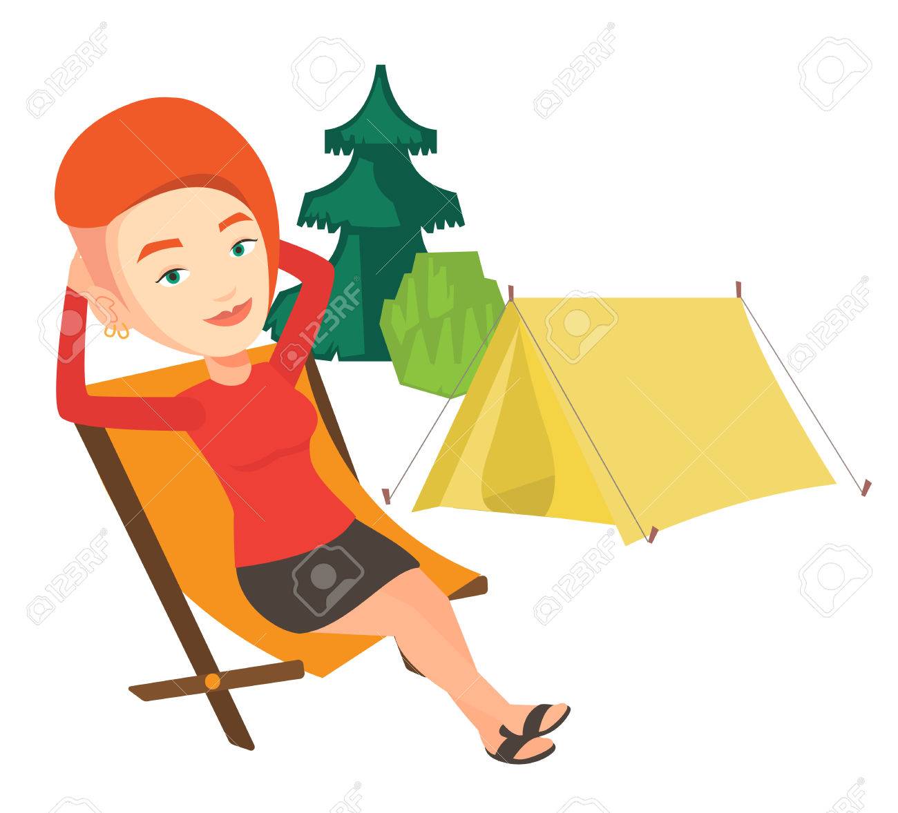 Femme En Jeune De Site Le Ses CampingAssise Profitant Vacances Dans Une Sur Pliante Fond Se Chaise Du Détendre yb7gYv6f