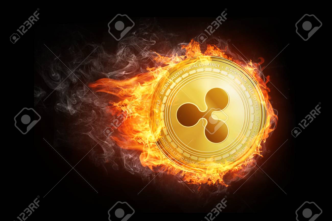 炎の中を飛ぶゴールデンリップルコイン。ブロックチェーントークンは、株式市場の概念で価格が増加します。書き込み暗号通貨リップルシンボルイラストは、黒の背景に隔離されています。の写真素材・画像素材  Image 92121121