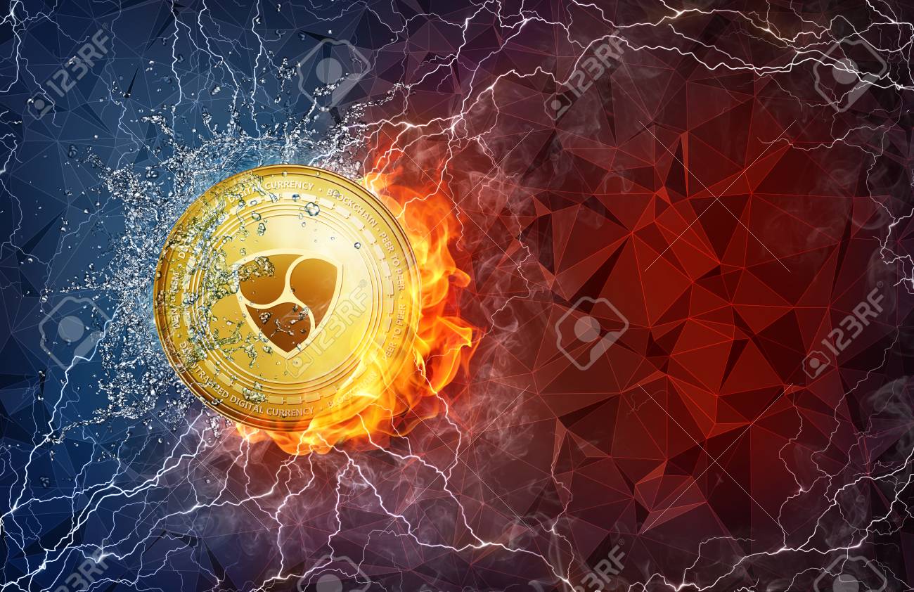 화재 불꽃, 물 튀김 및 번개에 황금 NEM 동전. NEM 블록 체인 하드 포크 개념. 피어 투 피어 네트워크 다각형 배경으로 폭풍에  암호 화폐 기호입니다. 로열티 무료 사진, 그림, 이미지 그리고 스톡포토그래피.