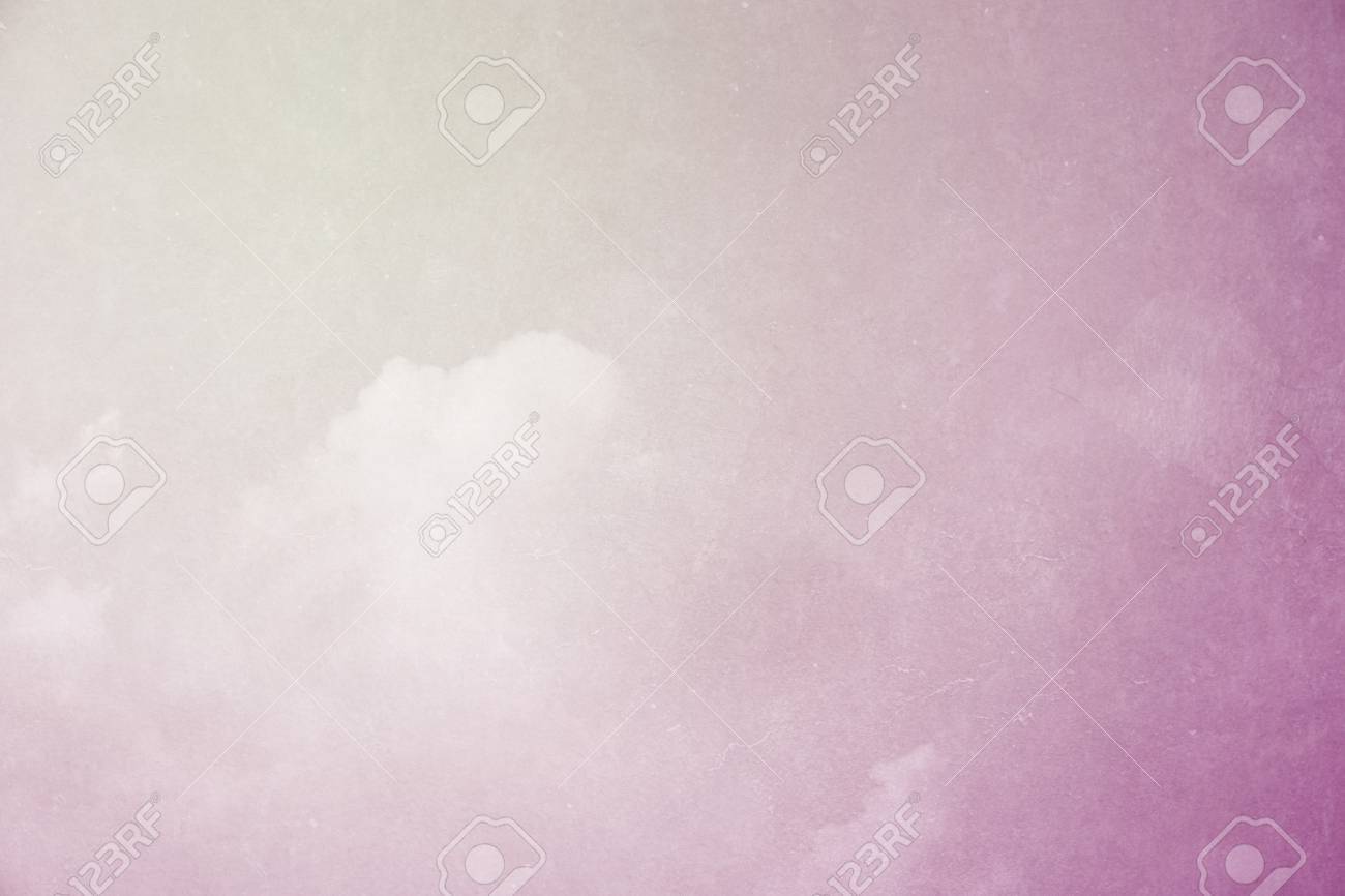 グランジ パステル背景にふわふわ雲 の写真素材 画像素材 Image