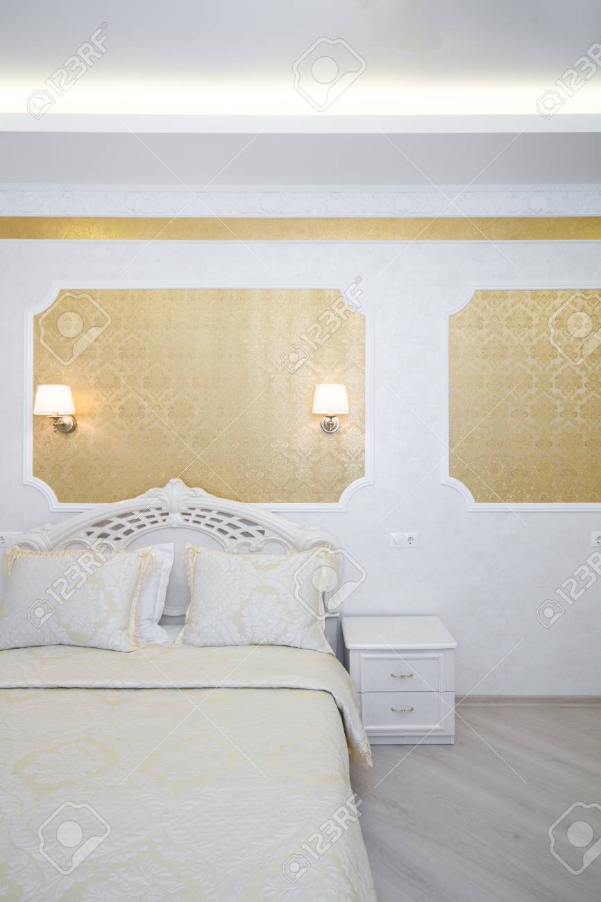 王の寝室インテリアのクッションと豪華なベッド 明るい色 縦向きの写真のホテルの部屋 の写真素材 画像素材 Image