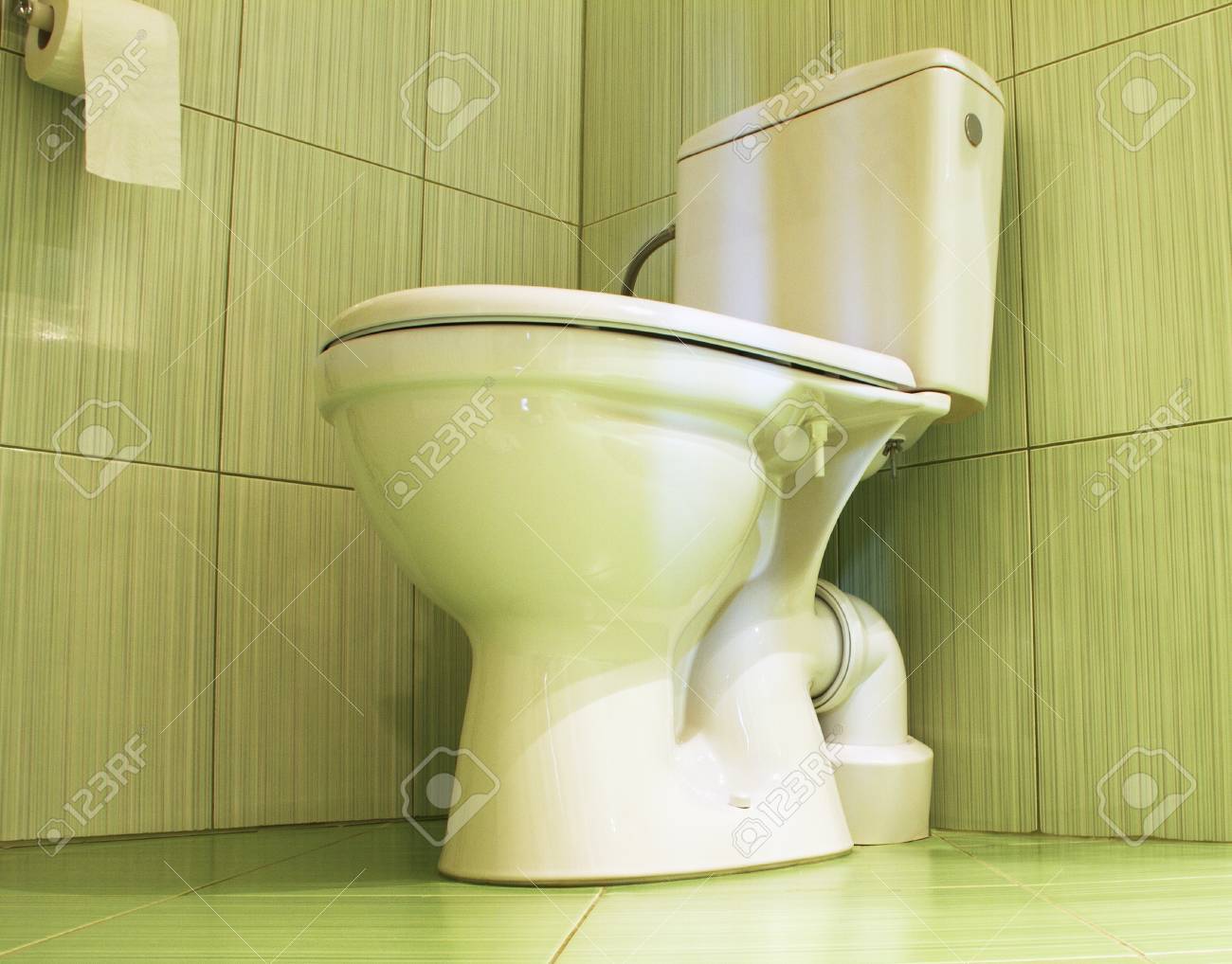 Weiß WC In Einem Badezimmer Mit Grünen Fliesen Lizenzfreie Fotos ... Weiß WC In Einem Badezimmer Mit Grünen Fliesen Lizenzfreie Fotos ...