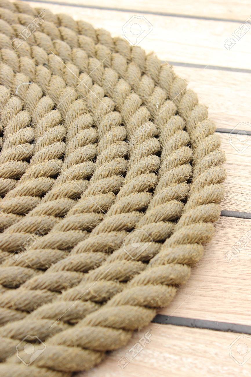 古い航海太いロープ ヨット 太いロープの輪の風化のデッキの上に横たわるスパイラル ラップ の写真素材 画像素材 Image