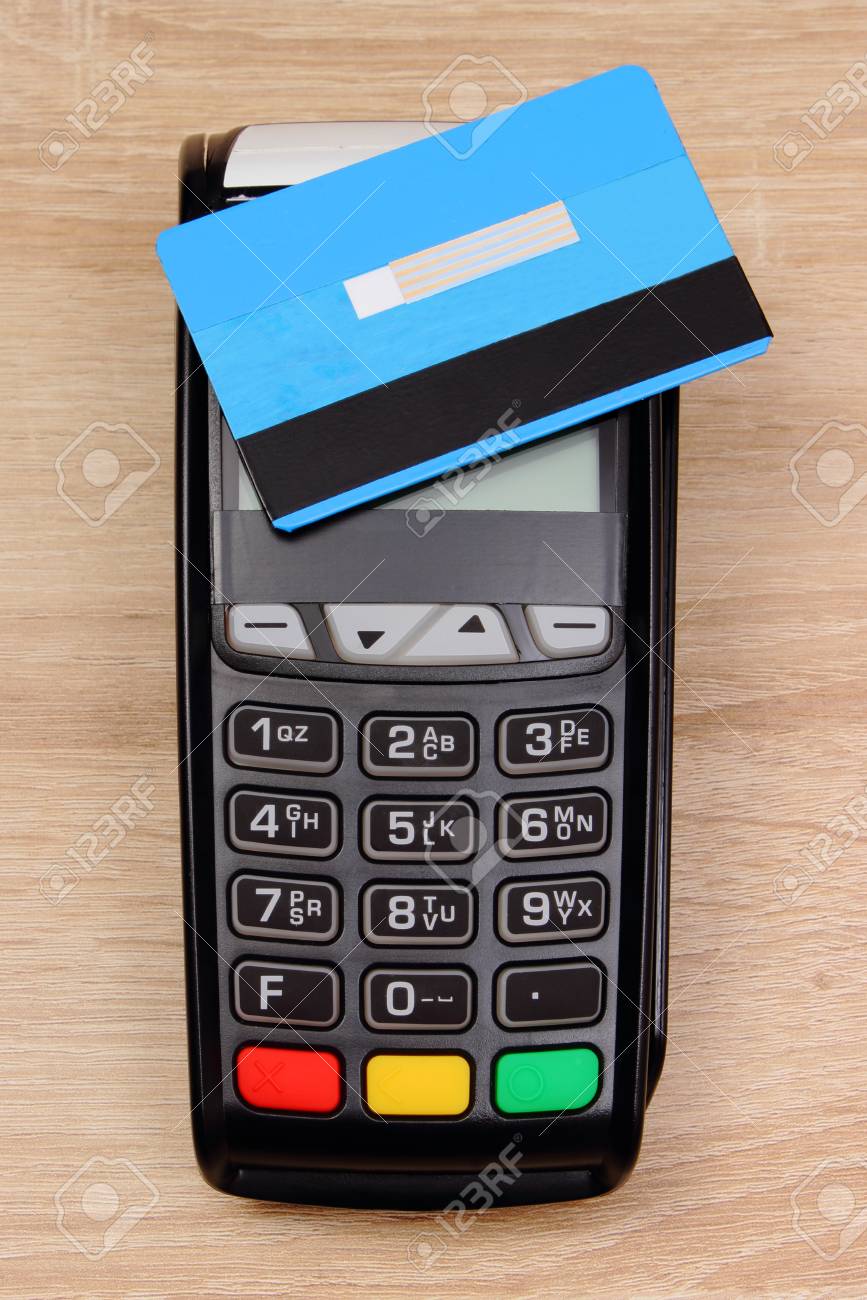 決済端末のクレジット カード リーダー、クレジット カード、金融、銀行の概念を使用して支払いの木製机の上の非接触型クレジット カードでの写真素材・画像素材  Image 45528040