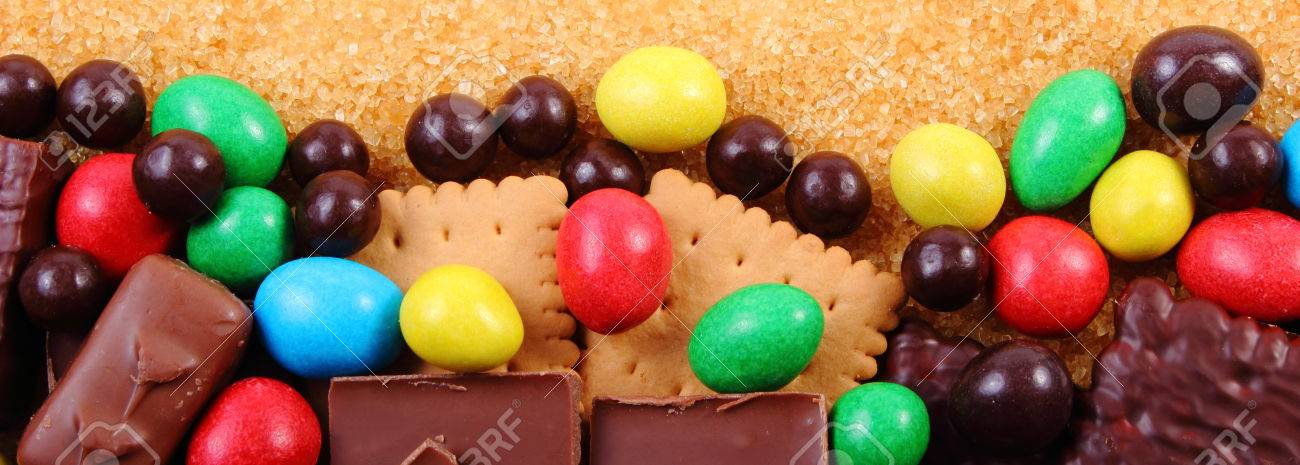 キャンディーや茶色の砂糖 あまりにも多くのお菓子 不健康な食品 食べるお菓子の削減とクッキーがたくさん の写真素材 画像素材 Image