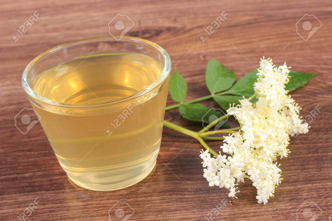 Verre De Rafraîchissement Jus Sain Et Fleurs De Sureau Sur Planche Rustique Médecine Alternative Ou Thérapie