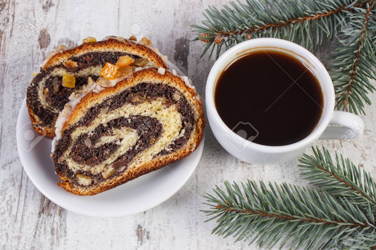 Graines De Pavot Gateau Sur Une Assiette Tasse De Cafe Et D Epiceas Branches Dessert Pour Noel Roule Traditionnel Gateau Polonais De Pavot Banque D Images Et Photos Libres De Droits Image