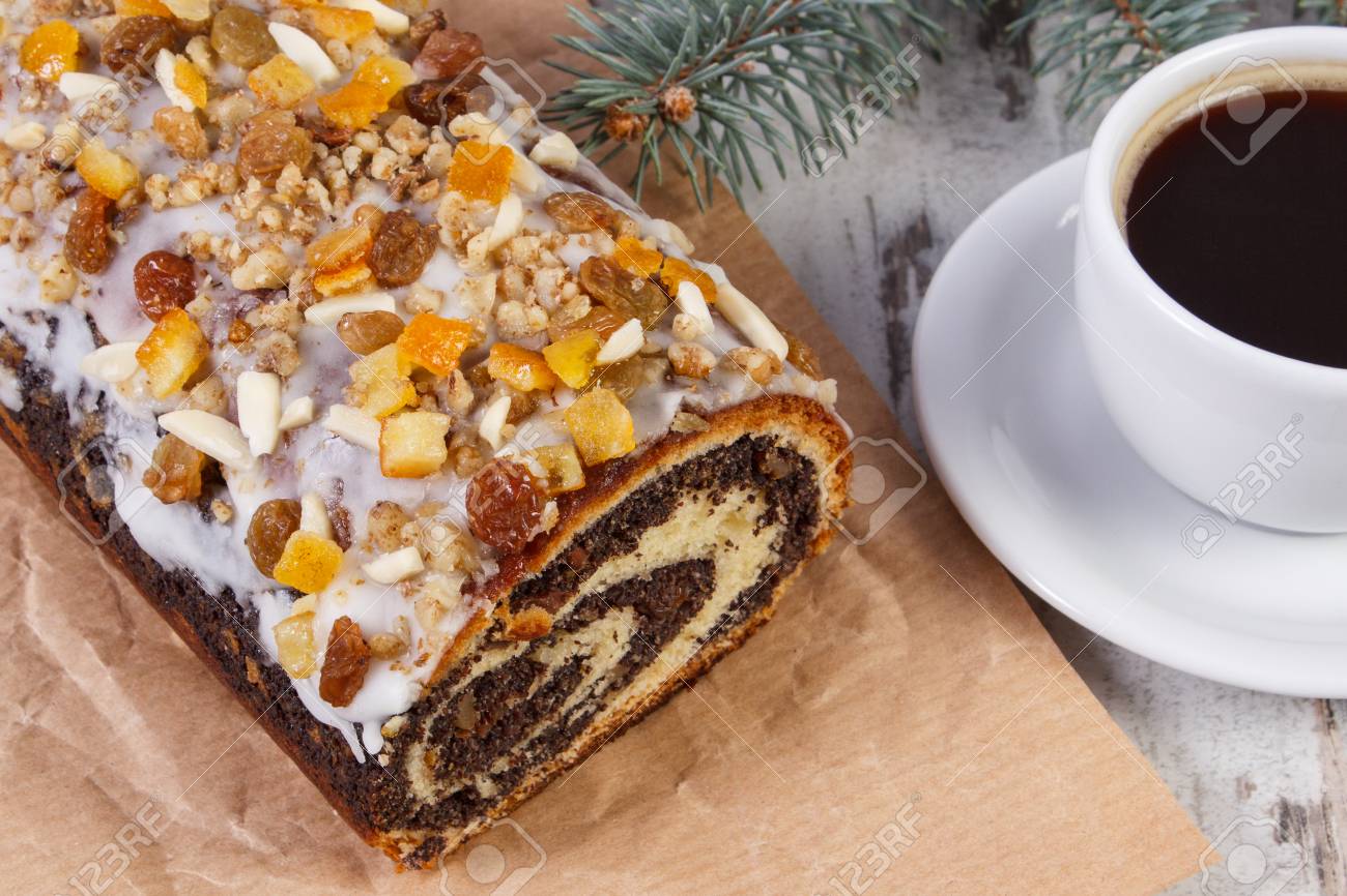 Cafe Noir Avec Des Graines De Pavot Gateau Et Epinettes Branches Sur Rustique Bord Dessert Et Decoration Pour Noel Roule Traditionnel Gateau Polonais De Pavot Banque D Images Et Photos Libres De Droits