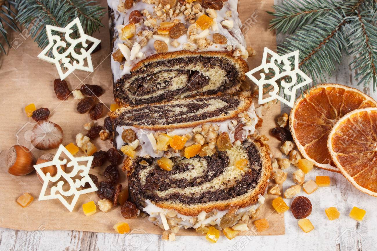 Gateau Aux Graines De Pavot Fait Maison Et Branches D Epinette Sur Planche Rustique Dessert Et Decoration Pour Noel Roule Tarte Au Pavot Polonais Traditionnel Banque D Images Et Photos Libres De Droits Image