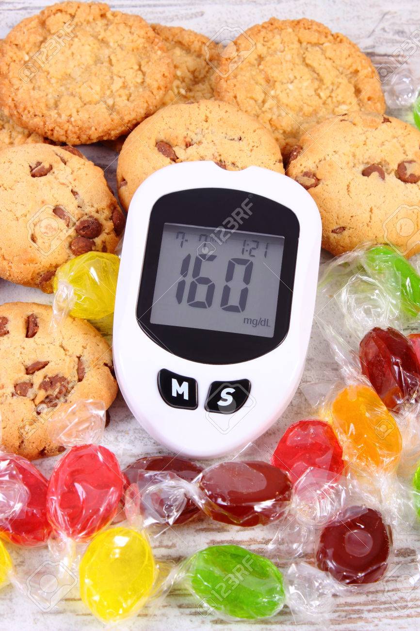 測定器は 測定血糖値やクッキーとカラフルなキャンディーの悪い結果 糖尿病 健康的なライフ スタイル お菓子を食べて削減の概念 の写真素材 画像素材 Image 7078