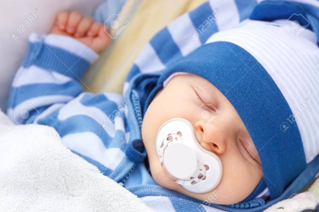 ребенок грудной пустышка. соска для новорожденного. ребенок с соской. спящие дети с пустышкой. спящий ребенок с соской.