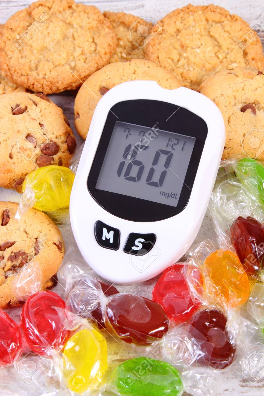 血糖値測定血糖値やクッキーとキャンディーの悪い結果 糖尿病 健康的なライフ スタイル お菓子を食べて削減の概念と計 の写真素材 画像素材 Image 2908
