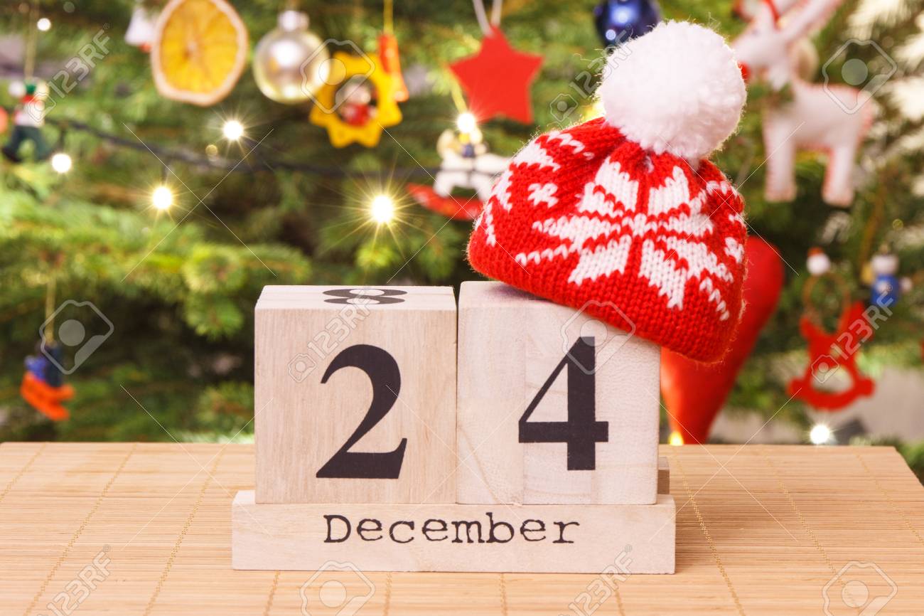 日付 24 12 月ウールの赤い帽子と背景のライトと装飾とのお祝いの木 クリスマスイブの時間の概念 の写真素材 画像素材 Image 89523286
