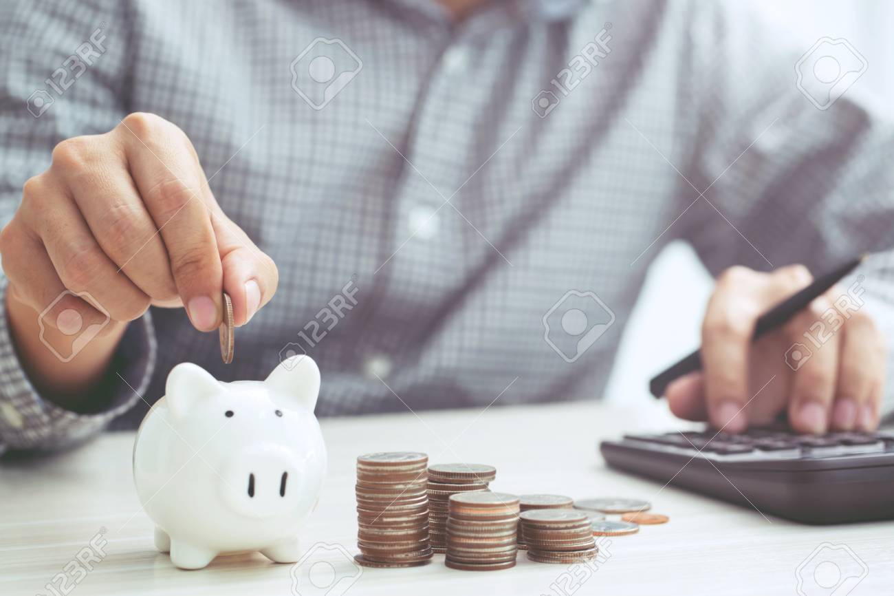 저그 유리 개념에 동전을 넣어 재무 회계를 작성하는 손으로 저축 돈 동전 쌓인 행으로 회계 손 사업가를 닫습니다 로열티 무료 사진,  그림, 이미지 그리고 스톡포토그래피. Image 112553847