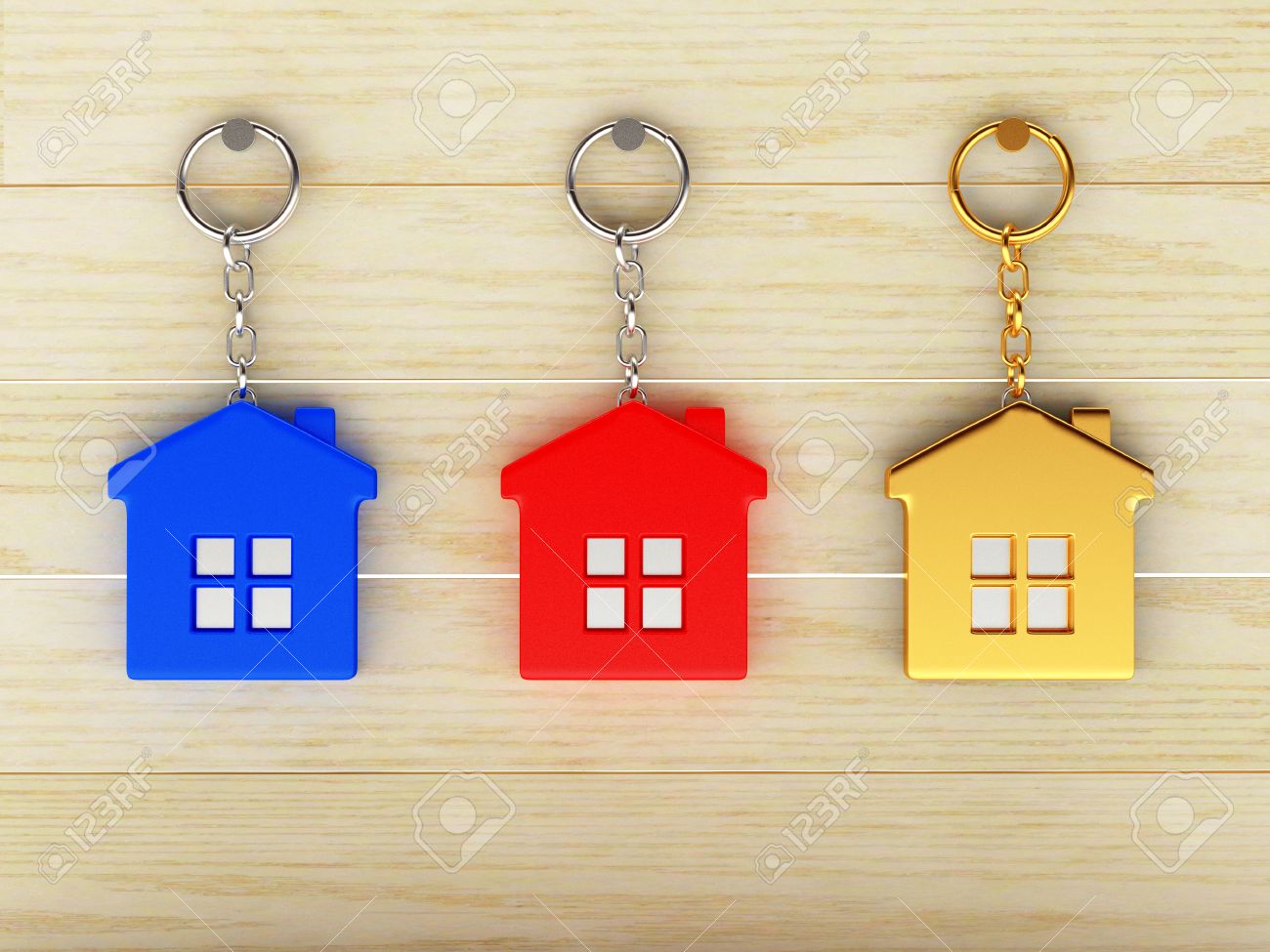 家の形のカラフルなキーホルダーのセット 木製の壁に掛かっています の写真素材 画像素材 Image