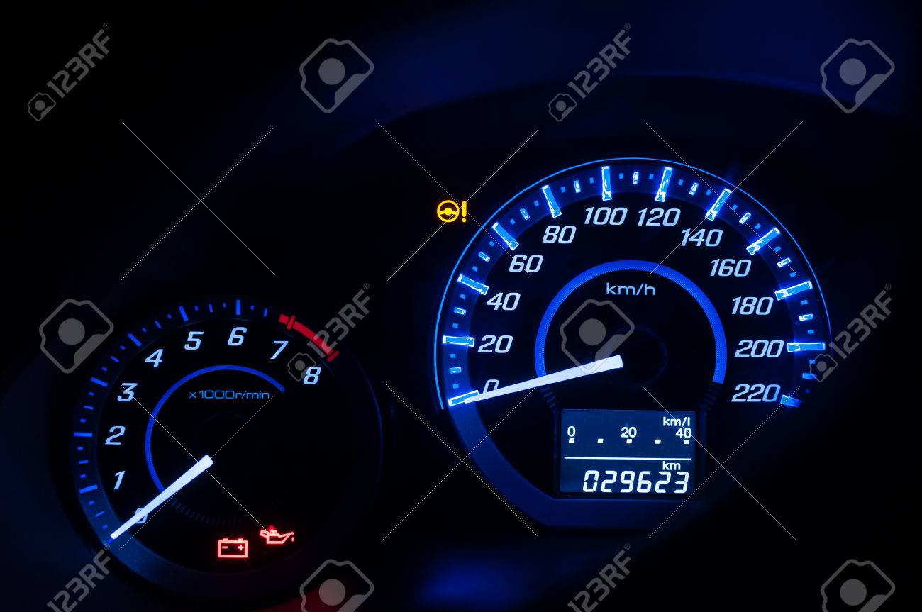 ダッシュ ボード 車のスピード メーターと暗いモードとカウンター の写真素材 画像素材 Image