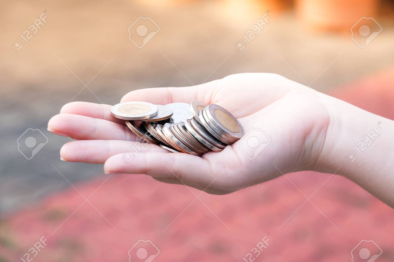 손에 절약 동전, 기부 투자 기금 금융 지원 자선 배당 시장 주택 주식 신탁 기부 계획 회계 컬렉션 부채 뱅킹 ROI 로열티 무료  사진, 그림, 이미지 그리고 스톡포토그래피. Image 70717563