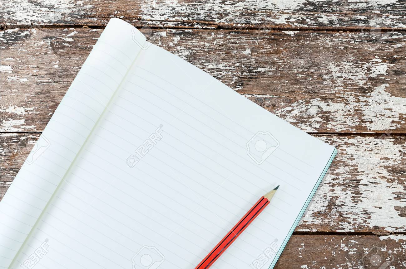 鉛筆とノートを美術教育の背景に、木製のレトロな背景に分離します 