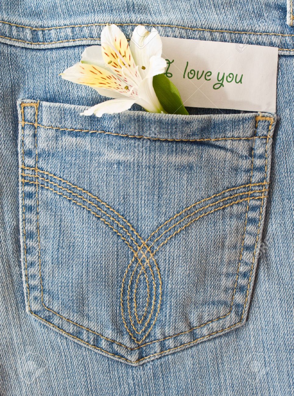 花とのジーンズの後ろポケットに愛の宣言 の写真素材 画像素材 Image