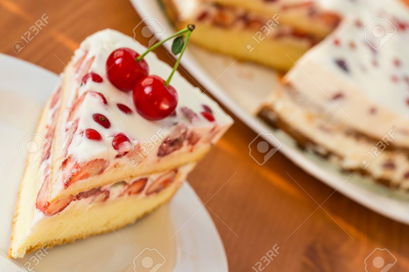 Gateau D Ete Avec De La Creme De Lait Et De Fruits Banque D Images Et Photos Libres De Droits Image
