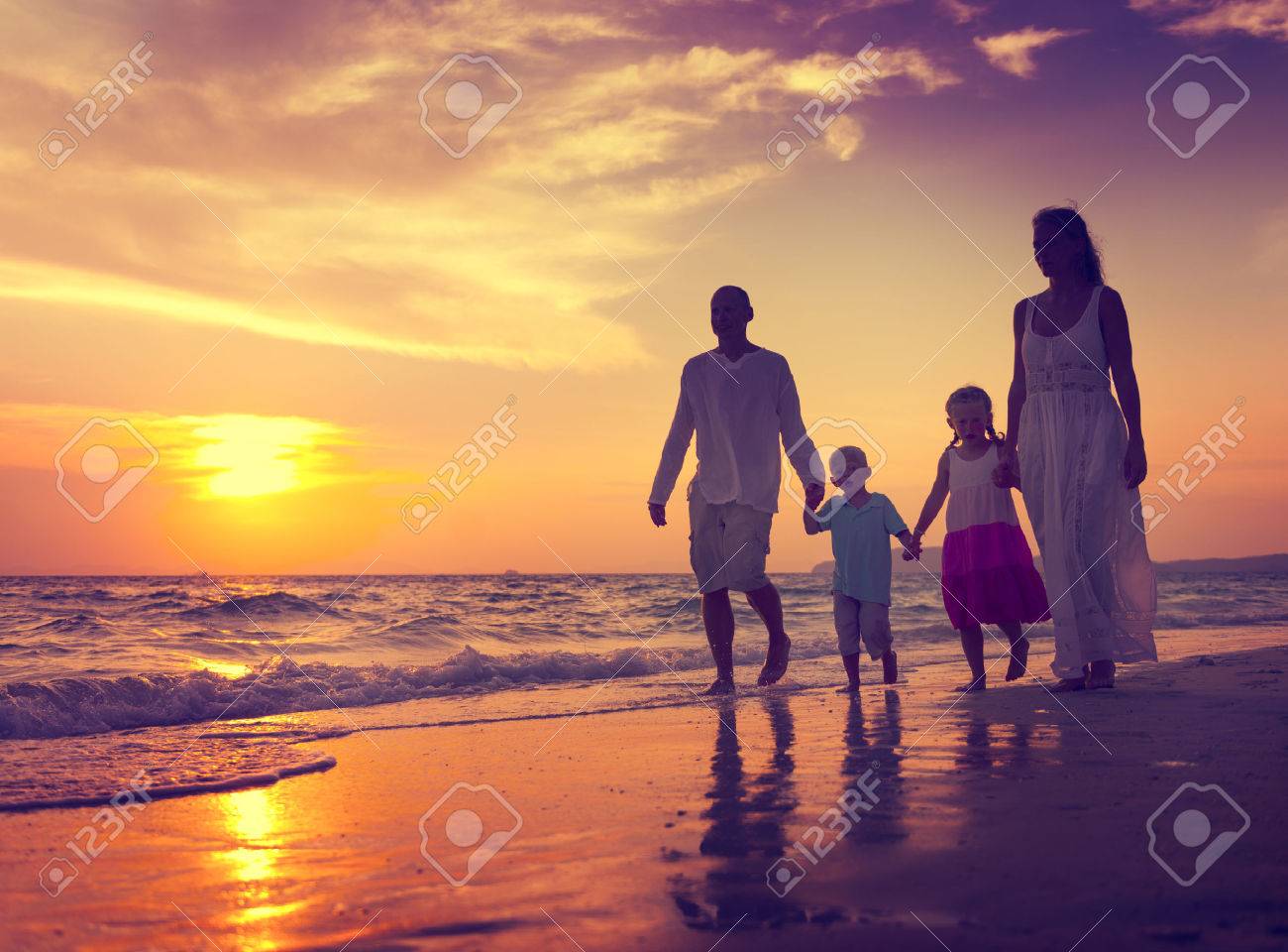 family walking beach sunset travel holiday concept banco de imagens