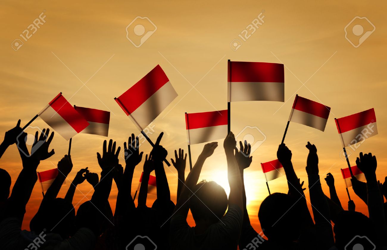 インドネシアの旗を持っている人のシルエット の写真素材 画像素材 Image