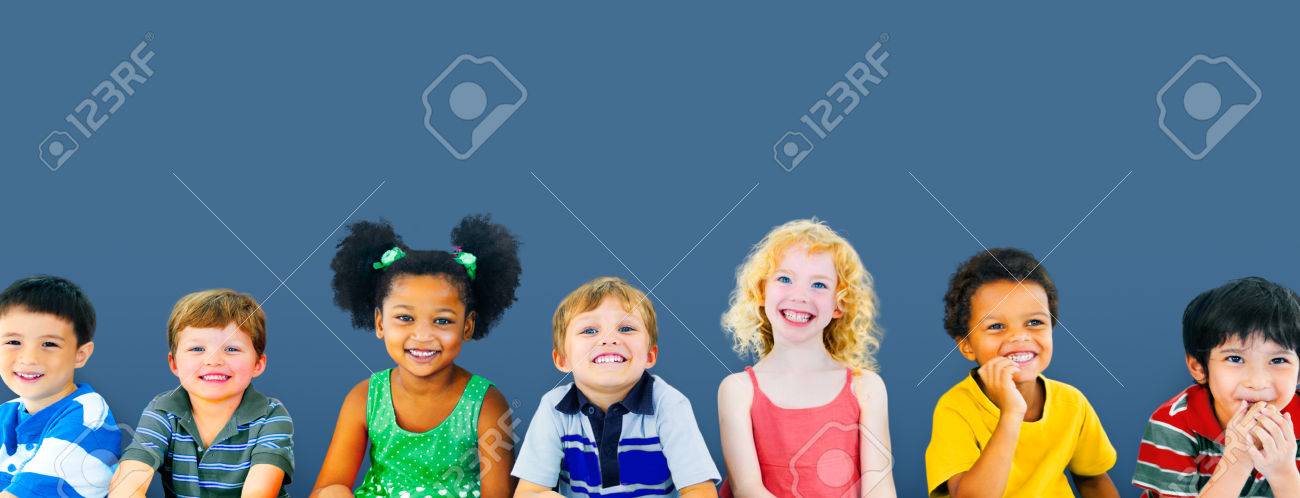 Immagini Stock Concetto Sorridente Di Innocenza Di Amicizia Dei Bambini Di Diversita Image