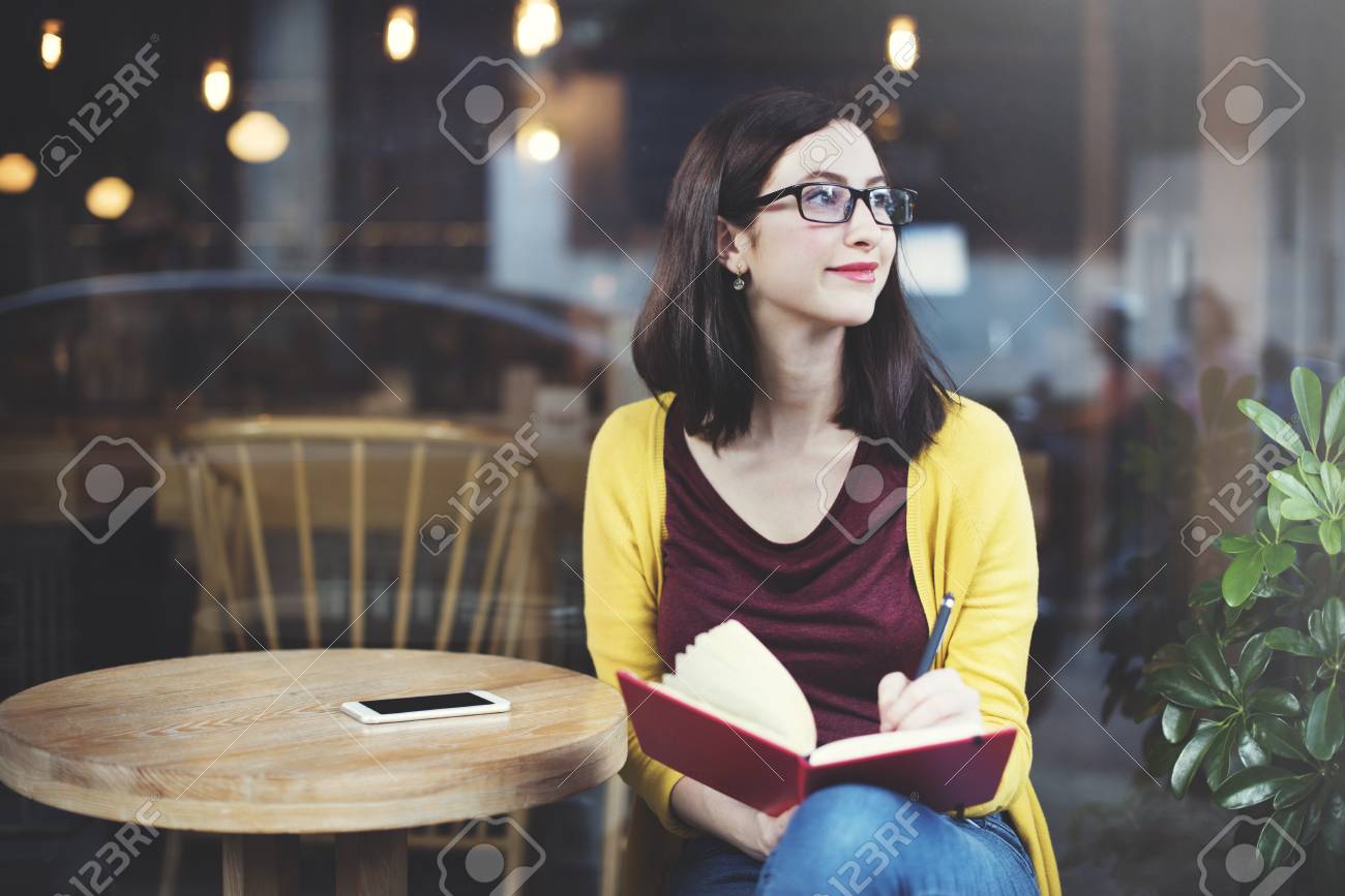 カフェ レストラン リラクゼーション コンセプトを勉強して読書する女性 の写真素材 画像素材 Image