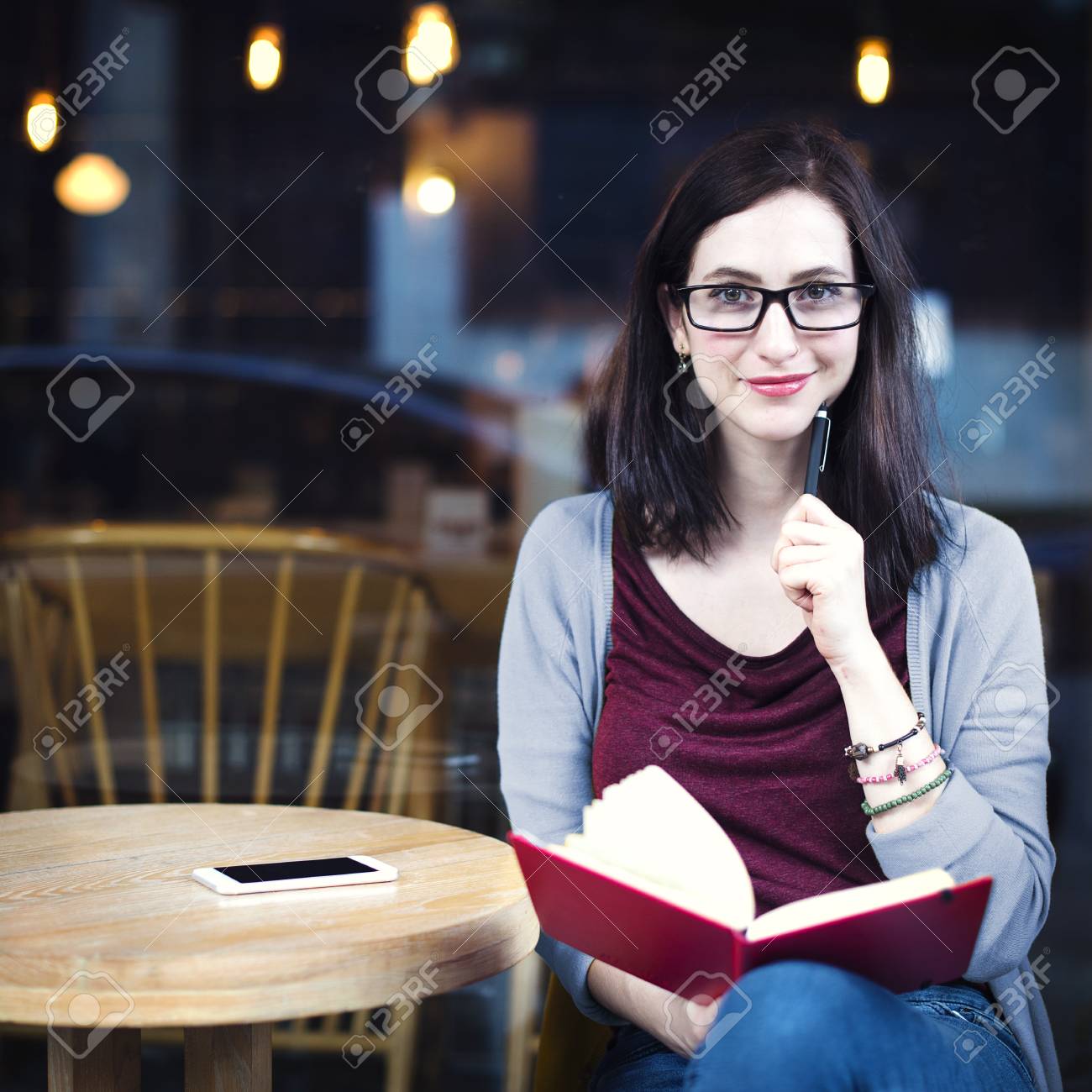 カフェ レストラン リラクゼーション コンセプトを勉強して読書する女性 の写真素材 画像素材 Image