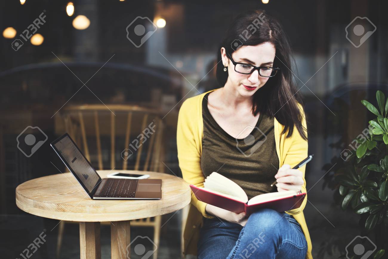 カフェ レストラン リラクゼーション コンセプトを勉強して読書する女性 の写真素材 画像素材 Image