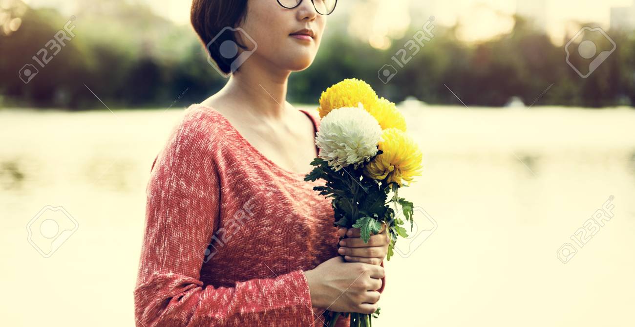 アジアの女の子花の鮮度リラクゼーション コンセプト の写真素材 画像素材 Image 64257710