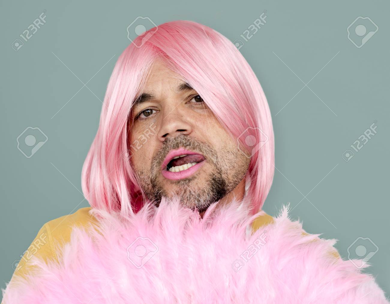 ピンクのかつらとピンクの口紅を見つめて男 の写真素材 画像素材 Image ピンクのかつらとピンクの口紅を見つめて男 の写真素材 画像素材 Image