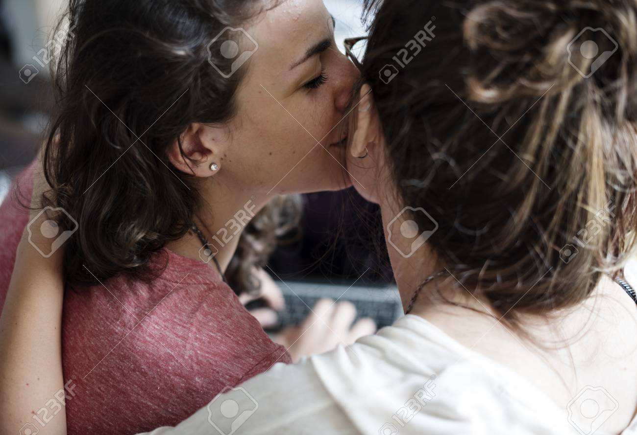 Er xotinini sikadi, xotin esa dugonasini silkitadi