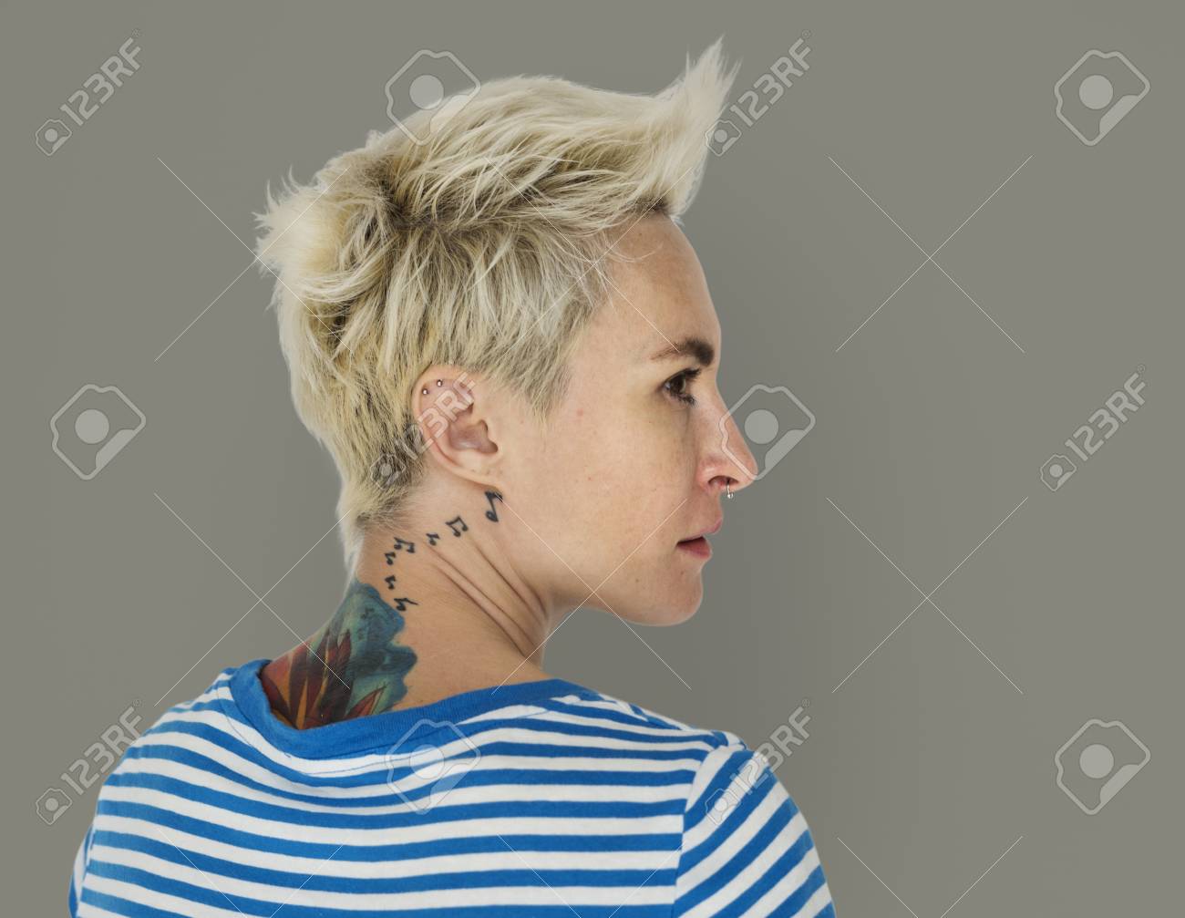 白人金髪女性のクールな入れ墨 の写真素材 画像素材 Image