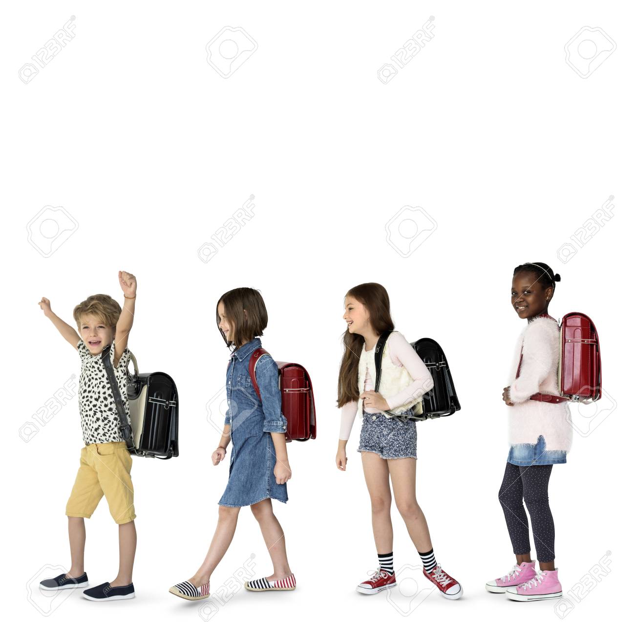 コンセプトを歩く子供たちのグループ の写真素材 画像素材 Image 7641