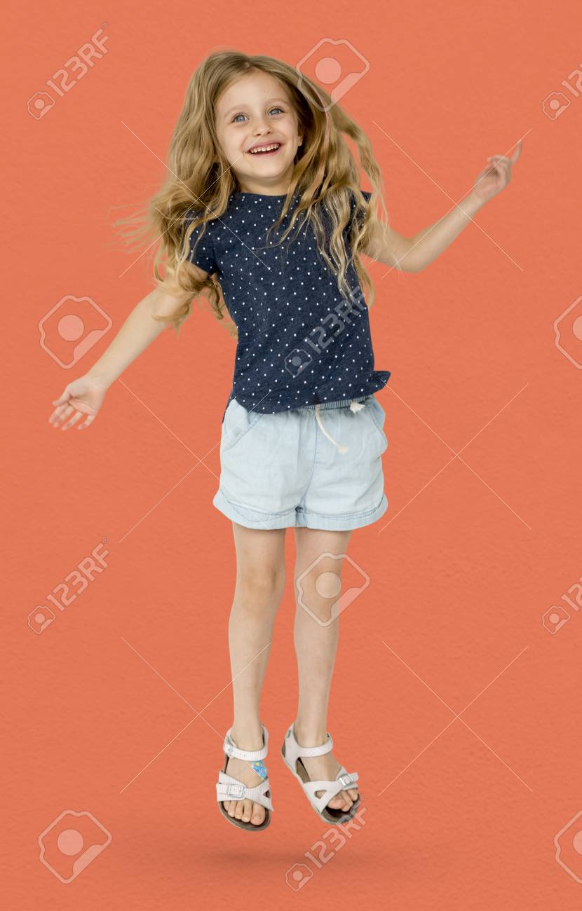 若い白人の女の子をジャンプします の写真素材 画像素材 Image 若い白人の女の子をジャンプします の写真素材 画像素材 Image
