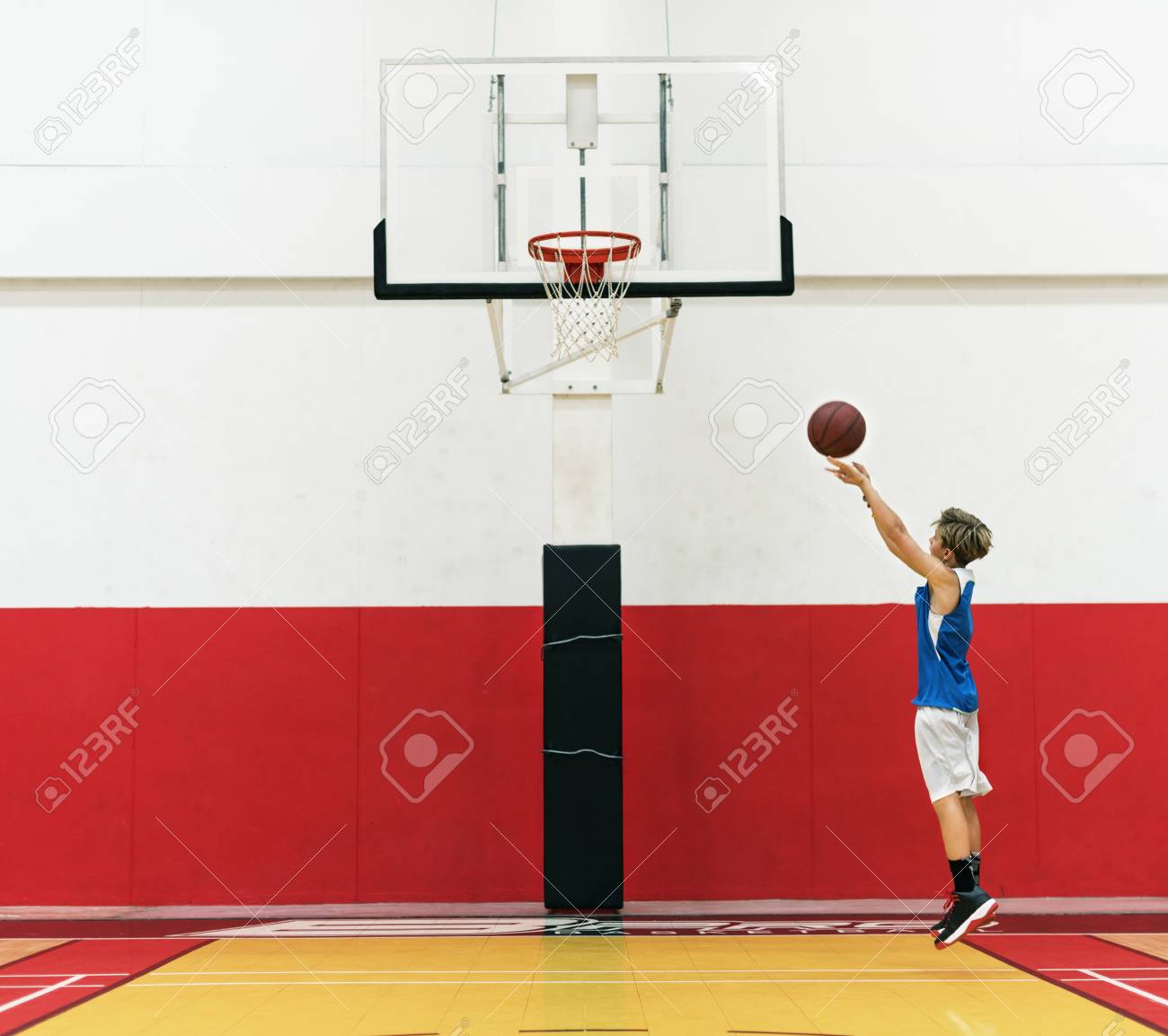 若いバスケ選手撮影 の写真素材 画像素材 Image