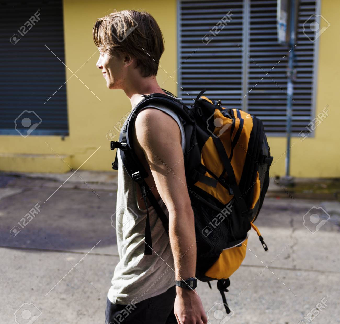 ウォーキングバックパッカーの側面図 の写真素材 画像素材 Image