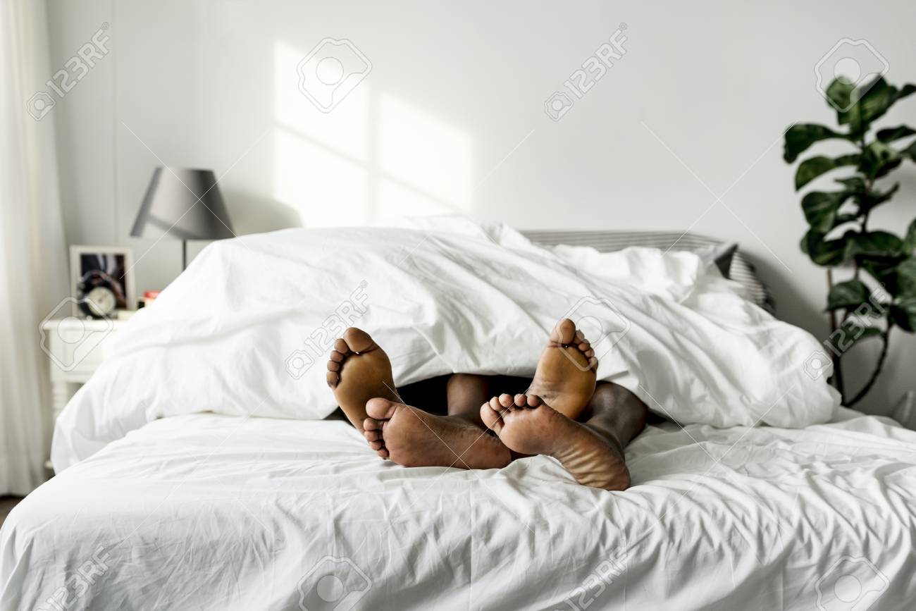 Black Couple Lying On Bed Together Sex Concept Ücretsiz Resim ve Fotoğraf  96798030.