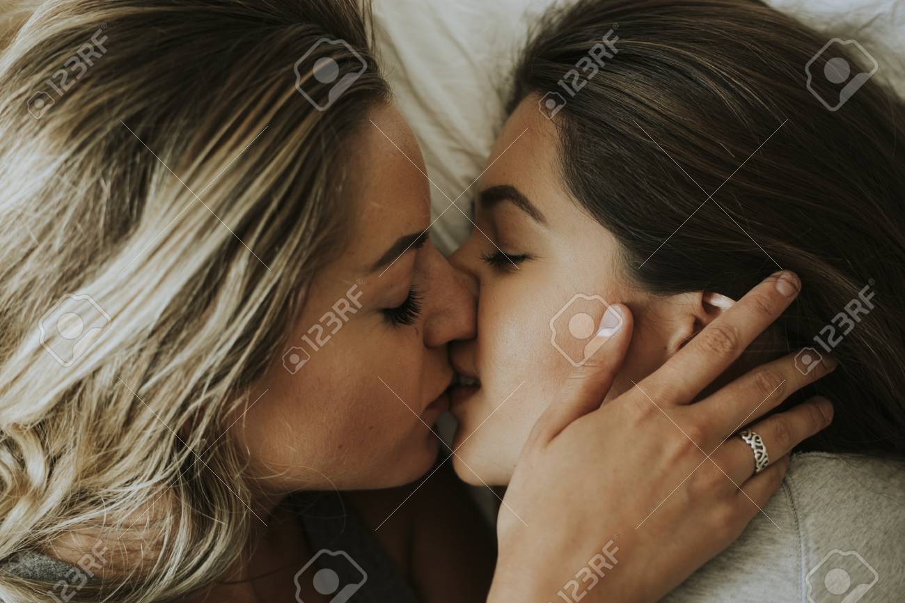 Casal Lésbica Beijando Na Manhã Foto Royalty Free, Gravuras, Imagens e  Banco de fotografias. Image 108606357