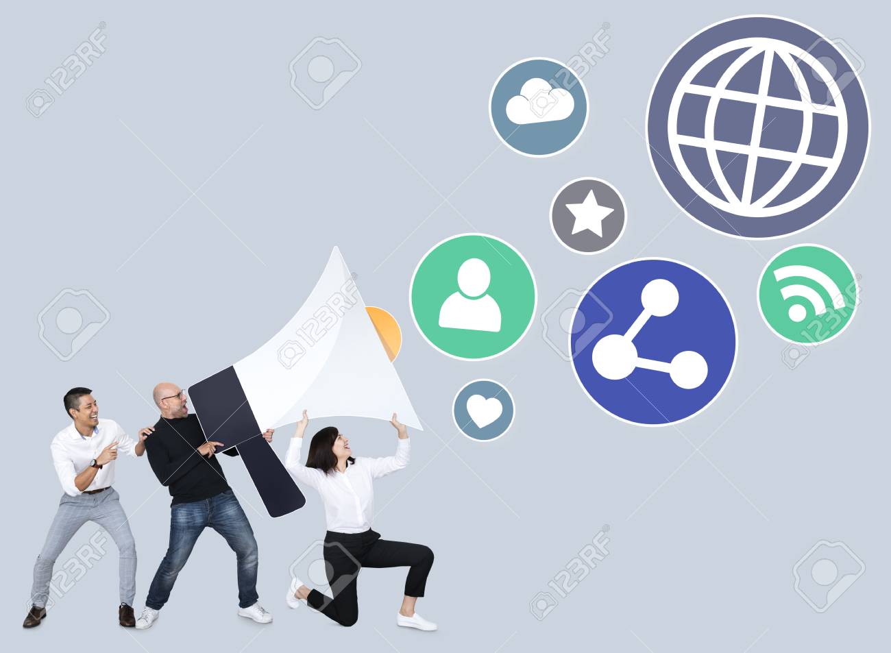 소셜 미디어 플랫폼을 통해 외치는 다양한 사람들 무료 이미지·사진 110910149.