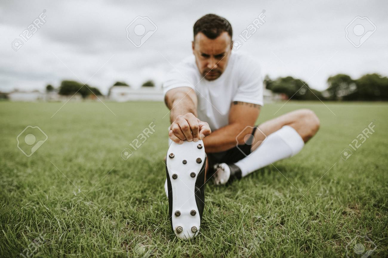 경기 전 스트레칭을 하는 축구 선수 무료 이미지·사진 112594882.