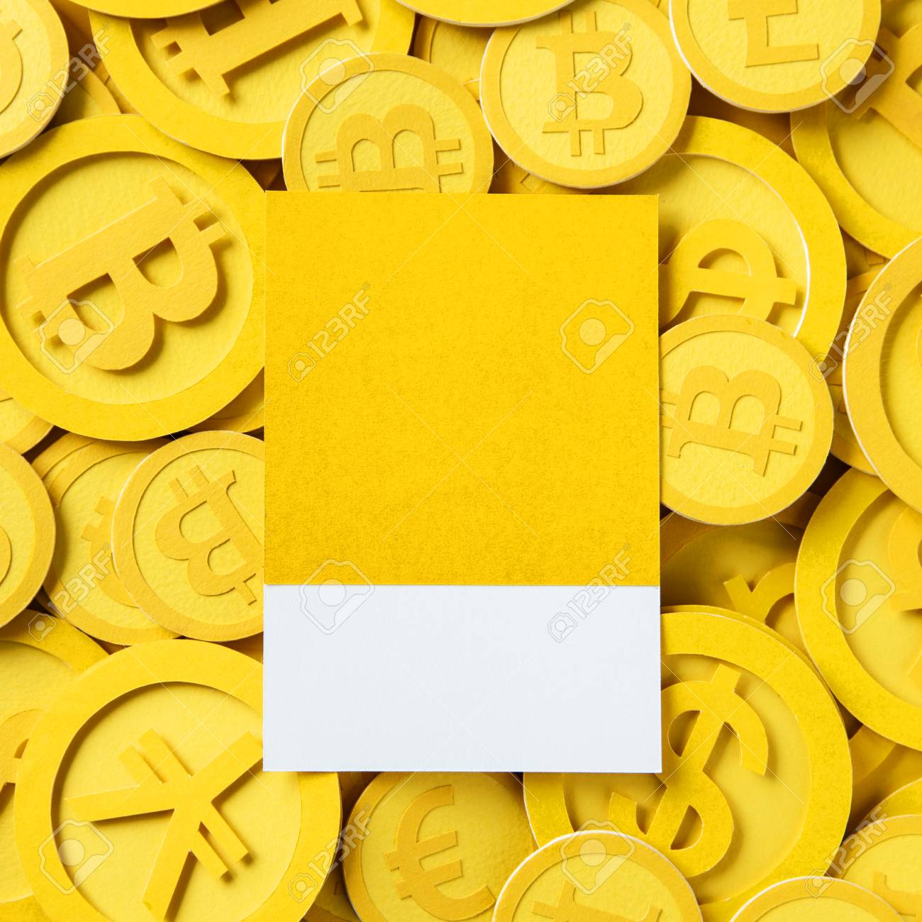 비트코인 캐시 더미 위의 디자인 공간 무료 이미지·사진 116620549.