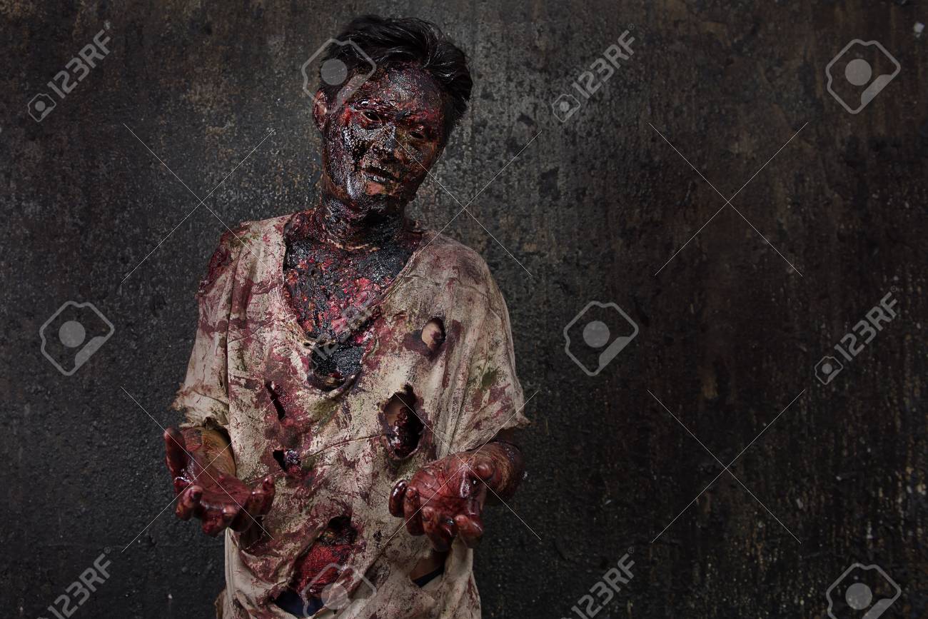 積極的な不気味なゾンビの服 焼き付けられて得る人怖いゾンビ の写真素材 画像素材 Image 積極的な不気味なゾンビの服 焼き付けられて得る人怖いゾンビ の写真素材 画像素材 Image