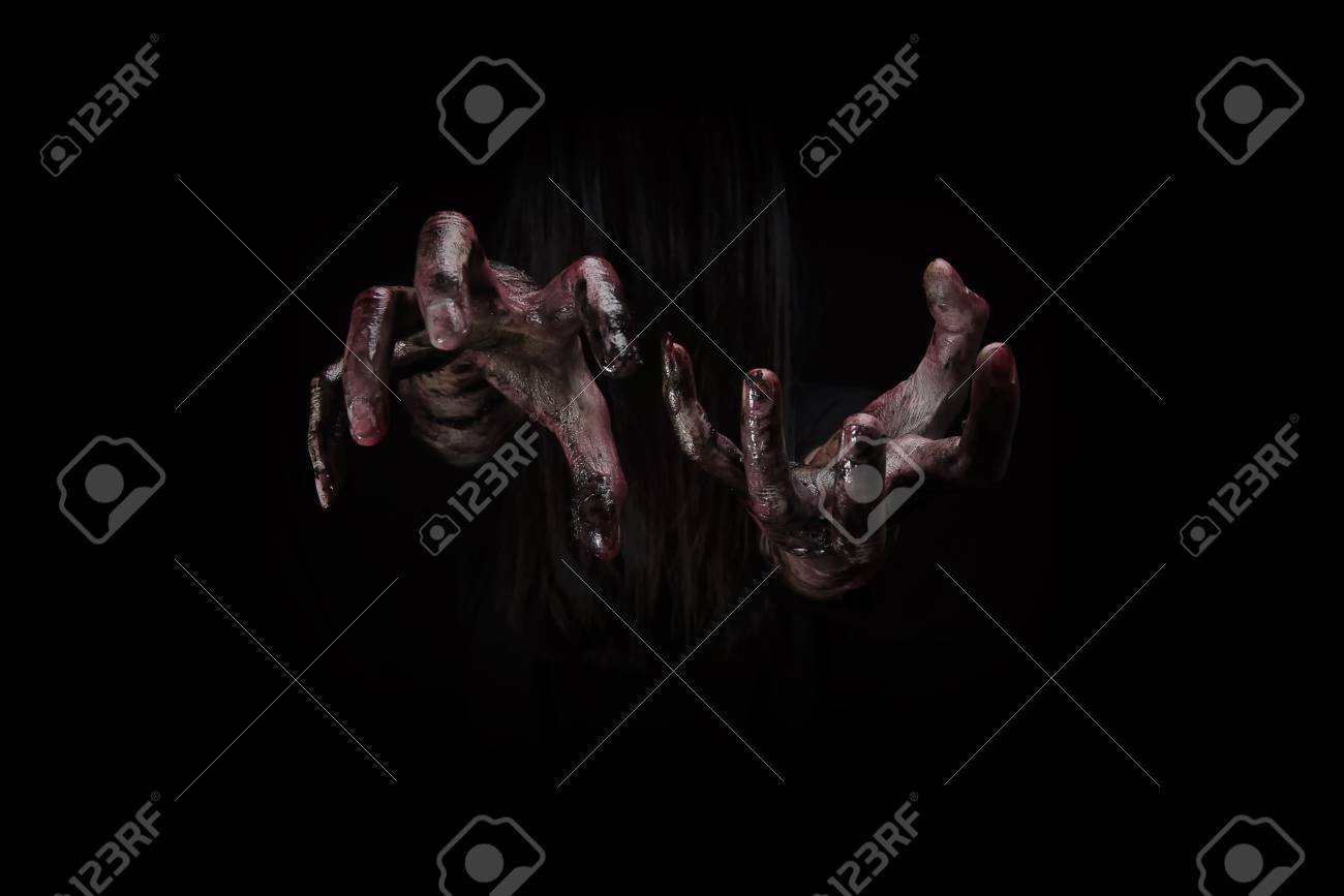 怖い女性の幽霊怖い手でハロウィーンの少女の幽霊 神秘的な女性 恐怖シーン の写真素材 画像素材 Image 4575