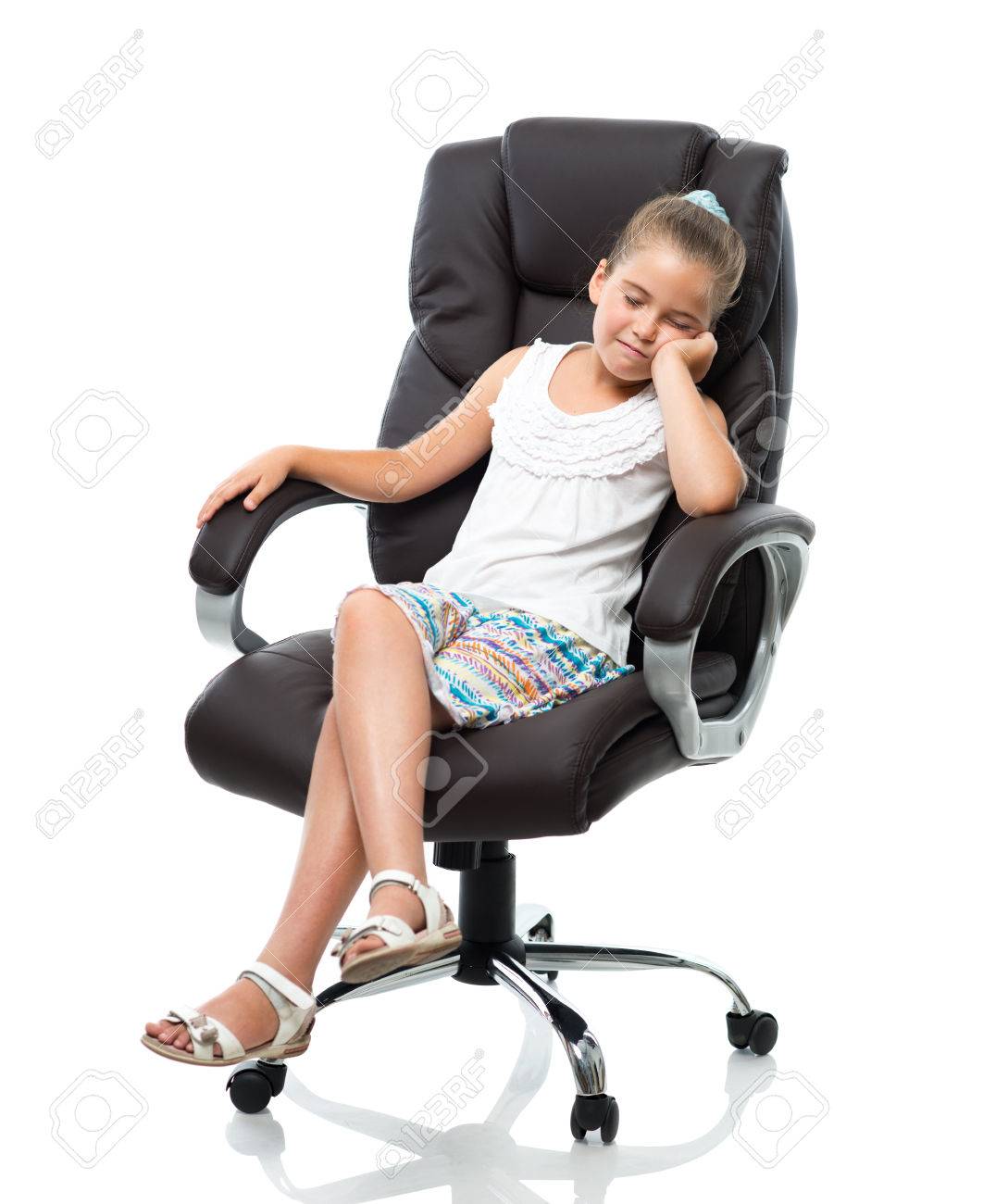 白い背景の上に大きなオフィス椅子に座っていると寝ている少女 の写真素材 画像素材 Image 46935889