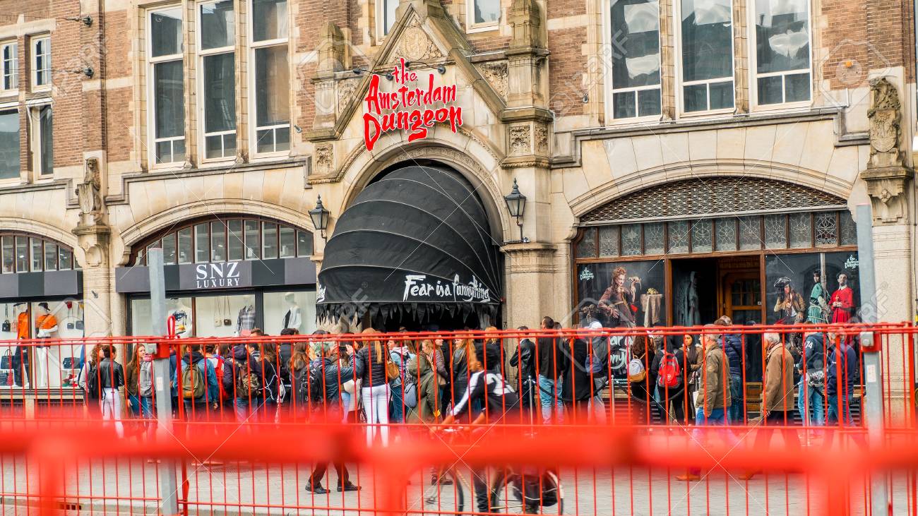 Die Leute Warten Auf Den Eintritt In Die Amsterdam Dungeons Eine