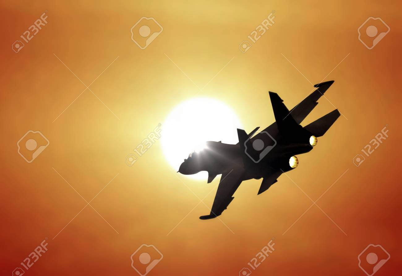 夕日の下で飛行するジェット戦闘機 の写真素材 画像素材 Image