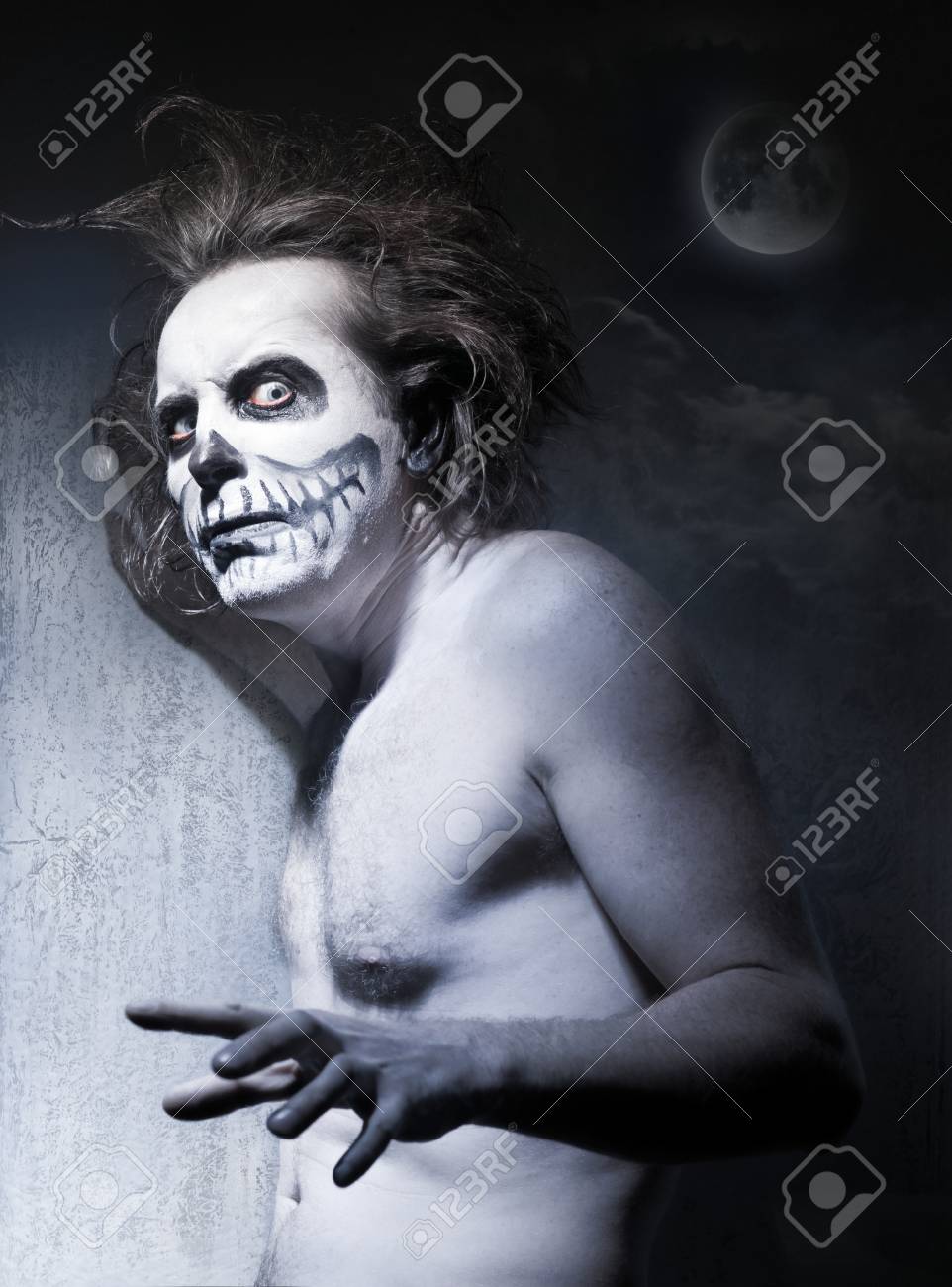 ハロウィーンの怖い幽霊の肖像画 の写真素材 画像素材 Image